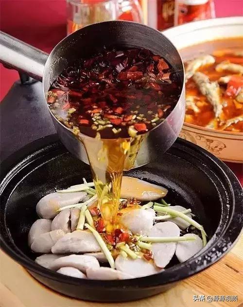 美食推荐：铁锅原味鸡，农家一品排骨，油淋肝的做法