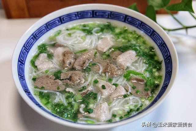 风靡广东的原味汤粉的高汤如何熬制？加上这些简单配料，汤鲜味浓